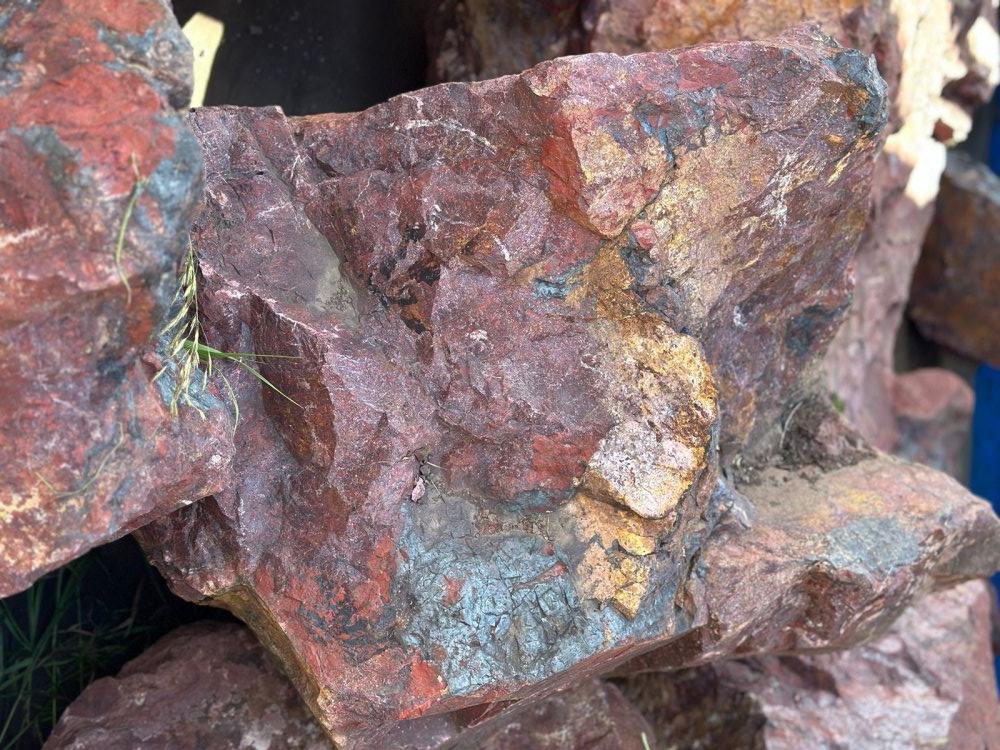 Камни для ландшафтного дизайна красно-фиолетовые 10-60 килограмм купить в Нефтеюганске