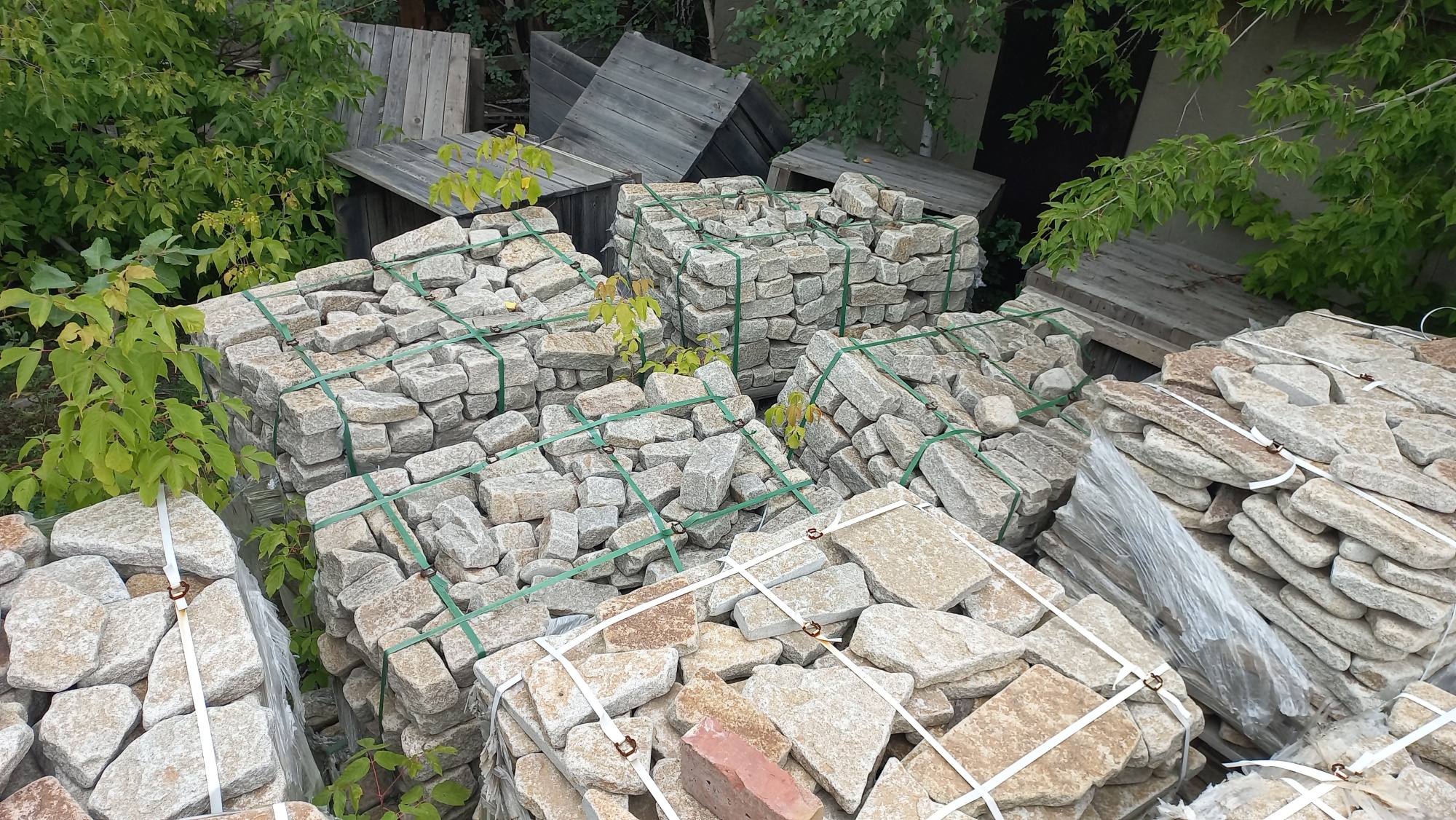 Плитняк галтованный гранитный для ландшафтного дизайна купить в Нефтеюганске