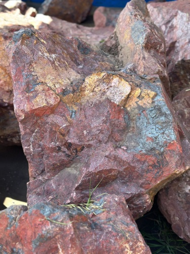 Камни для ландшафтного дизайна красно-фиолетовые 10-60 килограмм купить в Нефтеюганске