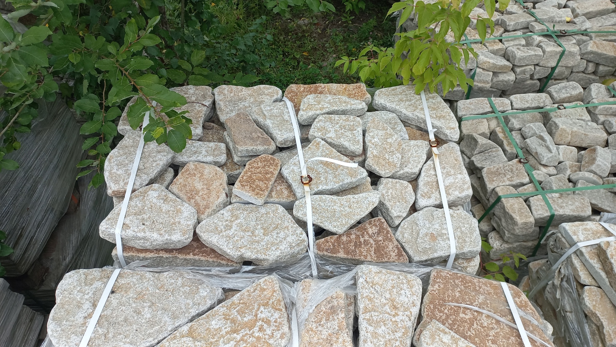 Плитняк галтованный гранитный для ландшафтного дизайна купить в Нефтеюганске