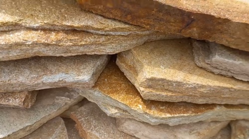 Плитняк златолит жёлтый золотистый для отмостки купить в Нефтеюганске