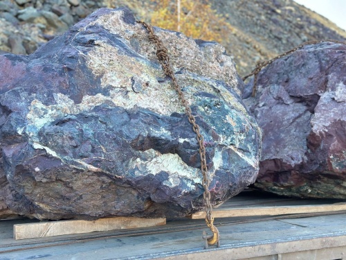 Огромные красно-фиолетовые валуны для ландшафтного дизайна весом более 5 тонн купить в Нефтеюганске