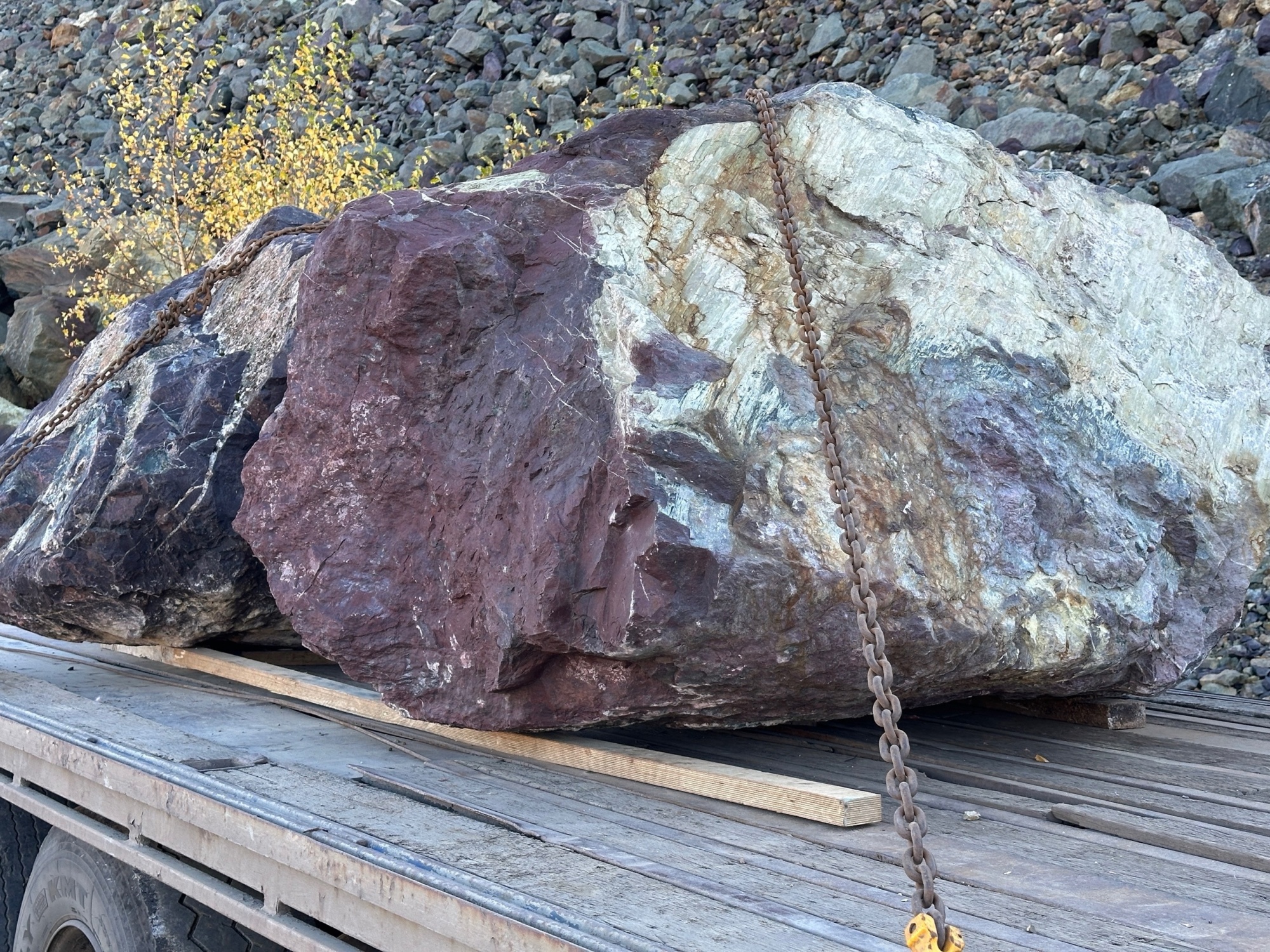 Огромные красно-фиолетовые валуны для ландшафтного дизайна весом более 5 тонн купить в Нефтеюганске