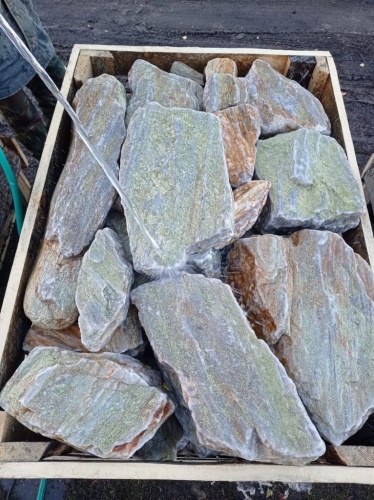 Златолит жёлтый, жёлто-зелёный глыбки и валуны для ланшафтного дизайна купить в Нефтеюганске