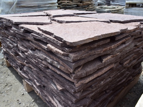 Плитняк лемезит бордовый для облицовки цоколя 20-25 мм  купить в Нефтеюганске