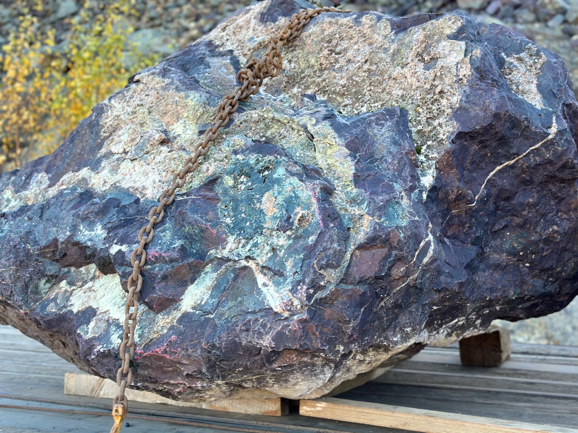 Огромные красно-фиолетовые валуны для ландшафтного дизайна весом более 5 тонн купить в Нефтеюганске