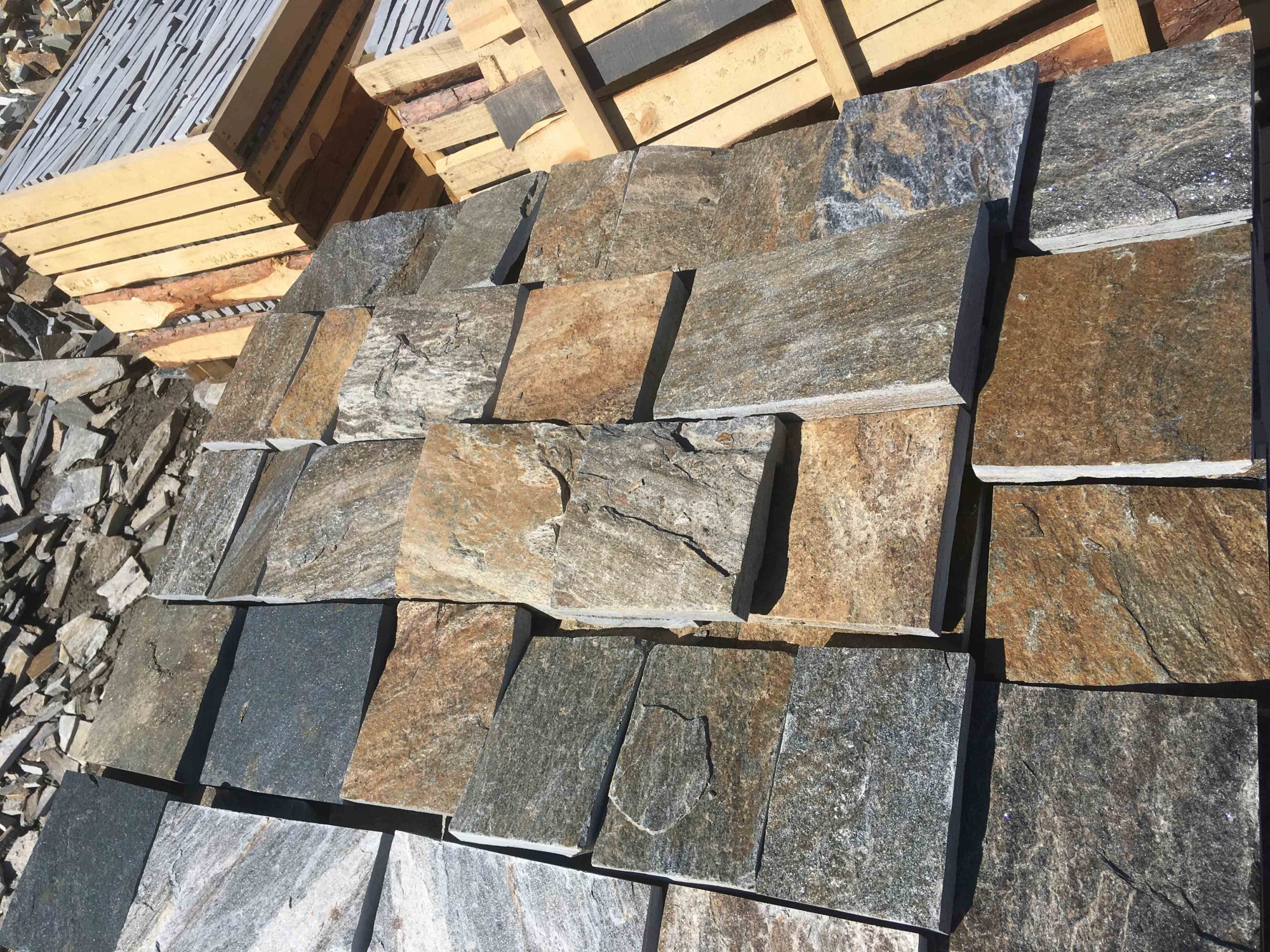 Плитка пилёная златолит Уральский для цоколя, отмостки купить в Нефтеюганске