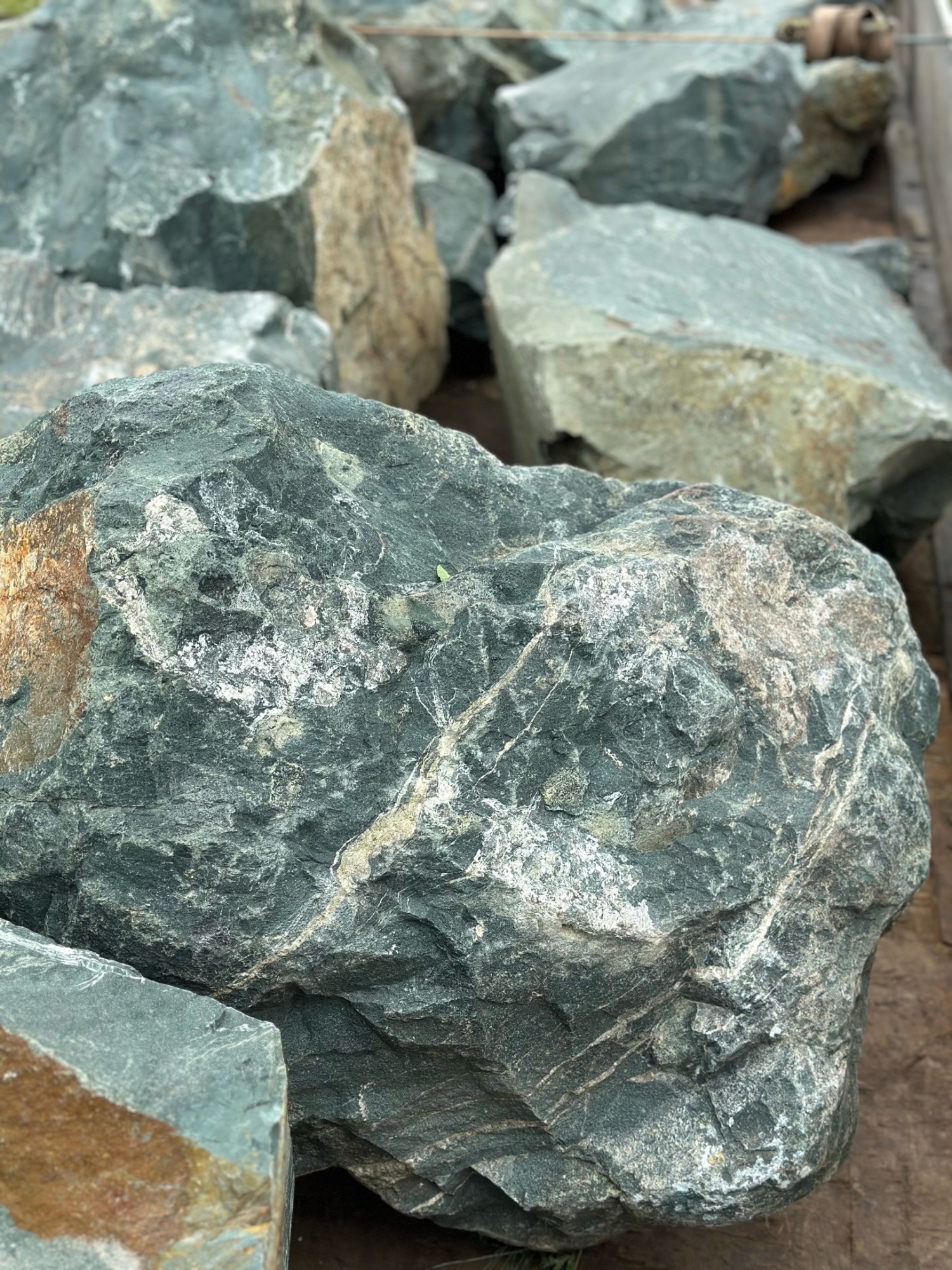 Камни для ландшафтного дизайна зелёные 10-60 килограмм купить в Нефтеюганске