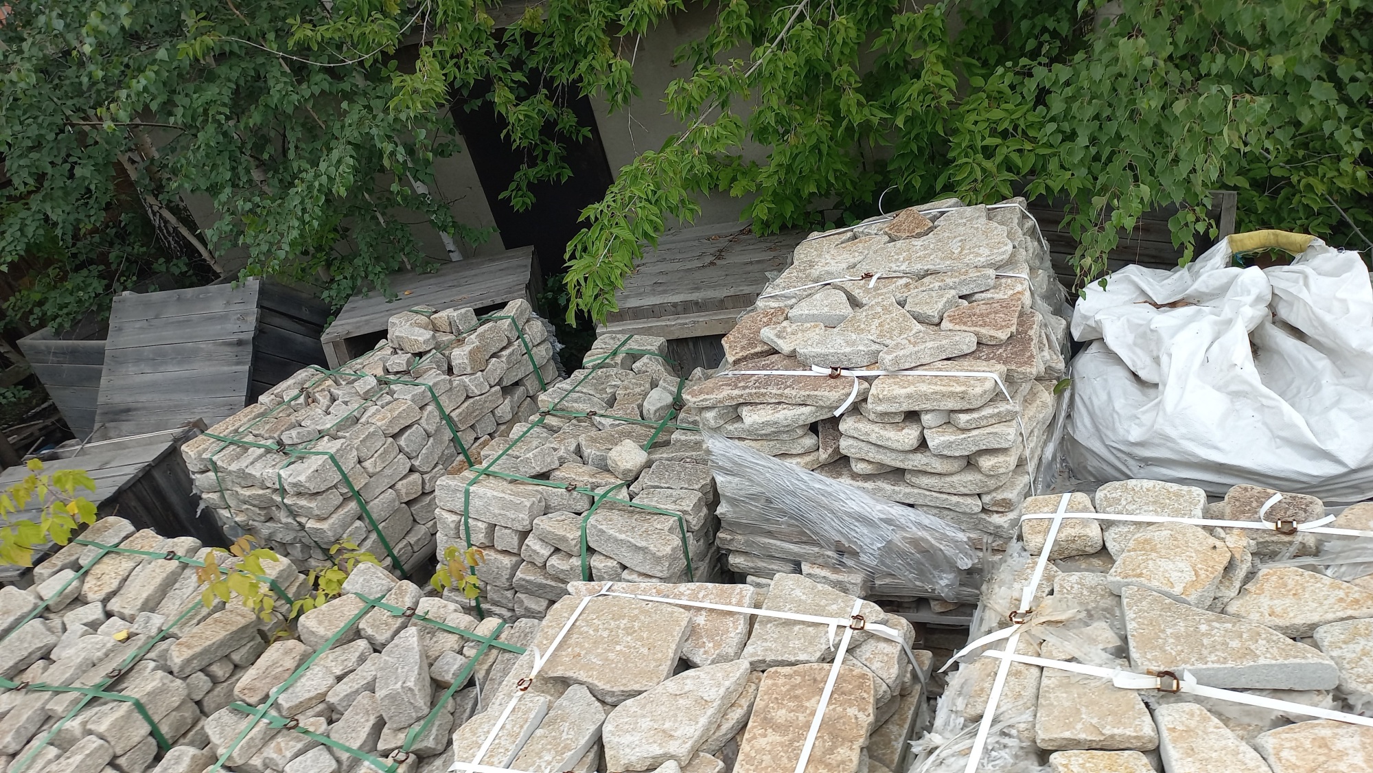 Плитняк гранитный галтованный купить в Нефтеюганске