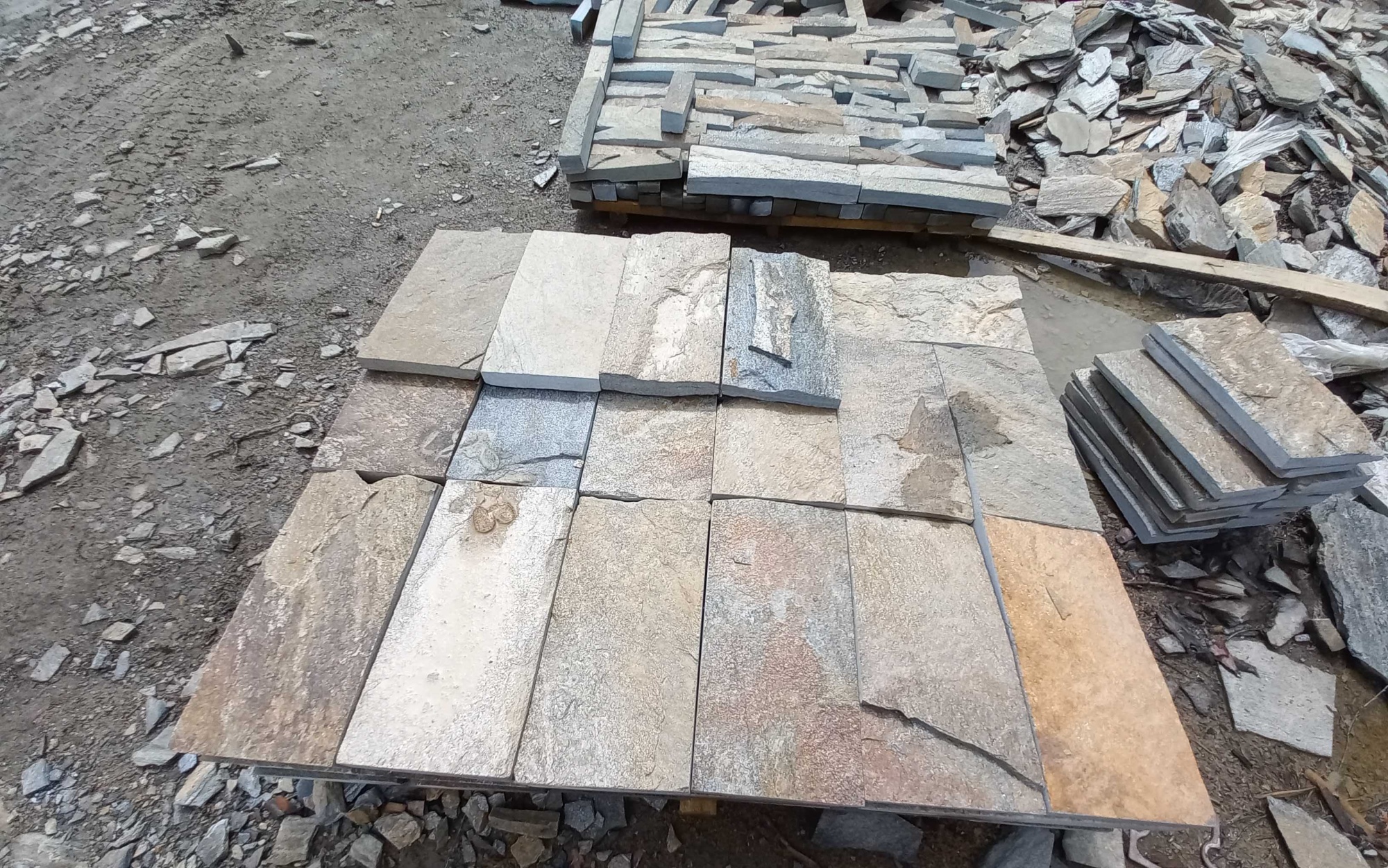 Плитка пилёная златолит Уральский для цоколя, отмостки купить в Нефтеюганске