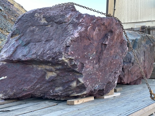 Огромные красно-фиолетовые валуны для ландшафтного дизайна весом более 5 тонн купить в Нефтеюганске
