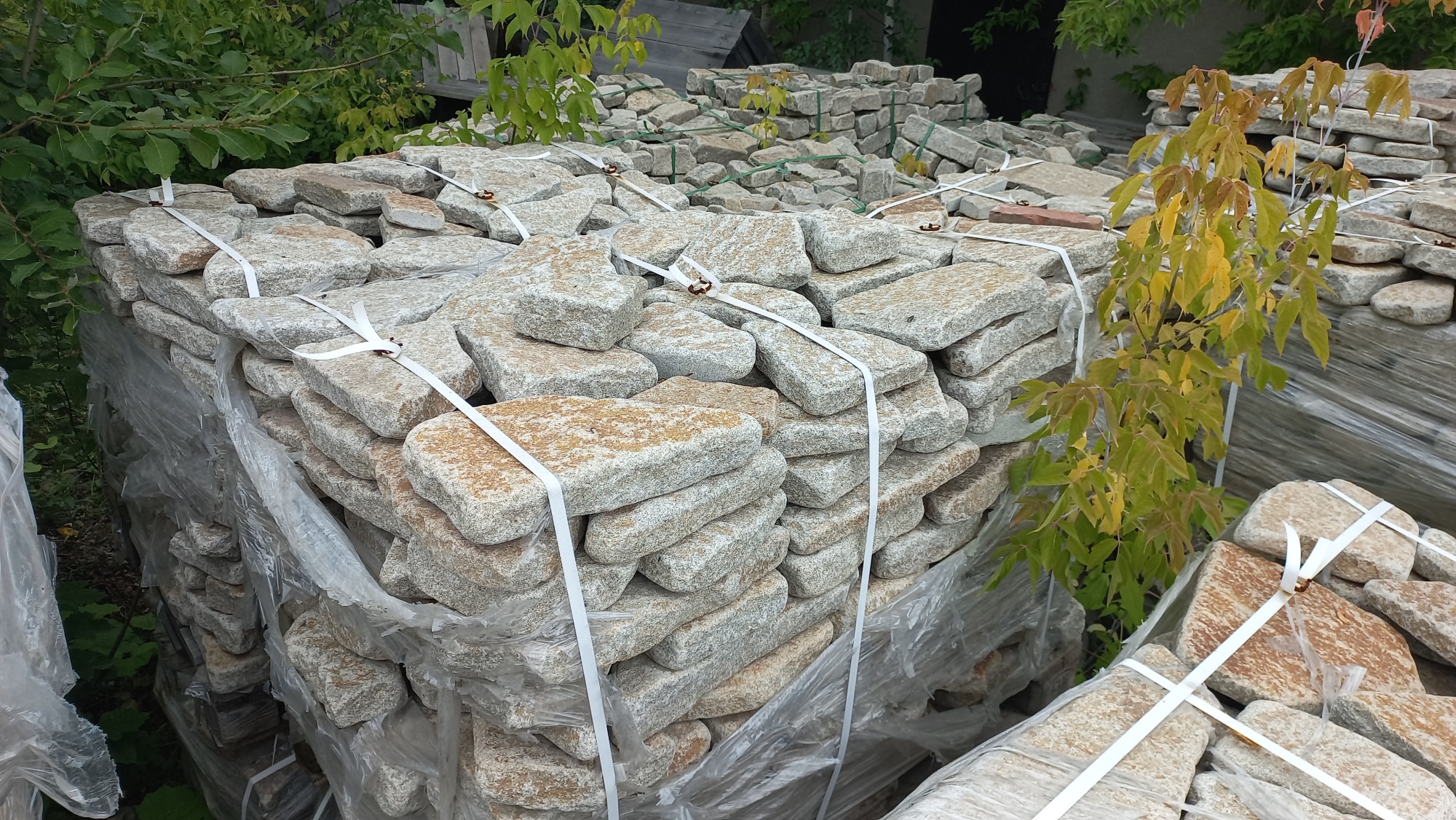 Плитняк галтованный гранитный для ландшафтного дизайна купить в Нефтеюганске