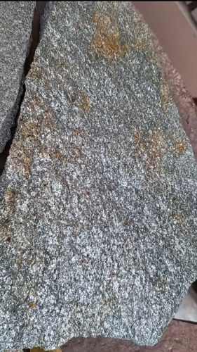 Плитняк златолит серебристый для цоколя, отмостки купить в Нефтеюганске