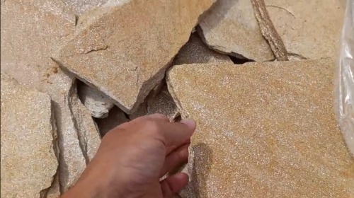 Плитняк златолит жёлтый золотистый для отмостки купить в Нефтеюганске