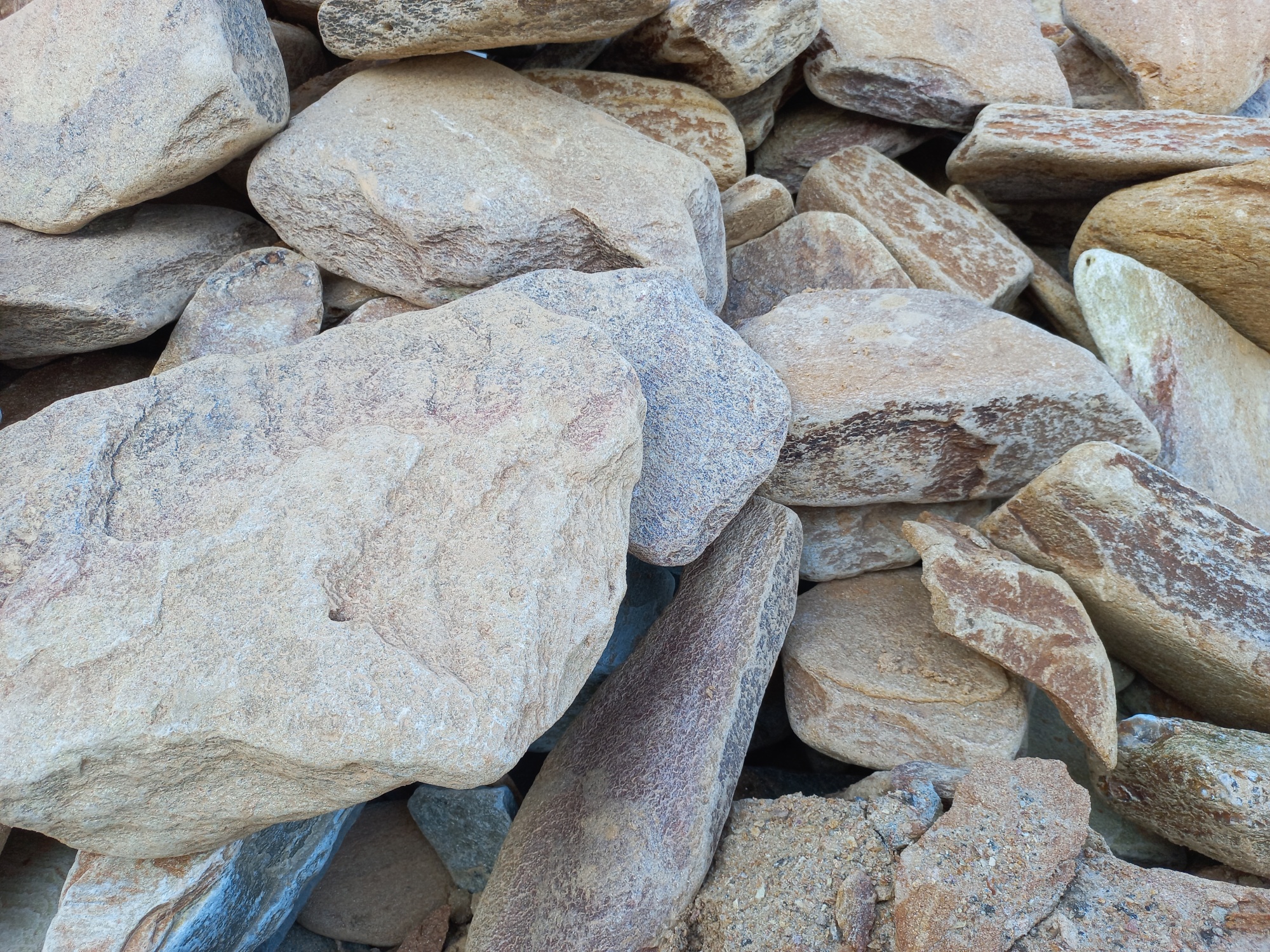 Златолит жёлтый, жёлто-зелёный глыбки и валуны для ланшафтного дизайна купить в Нефтеюганске