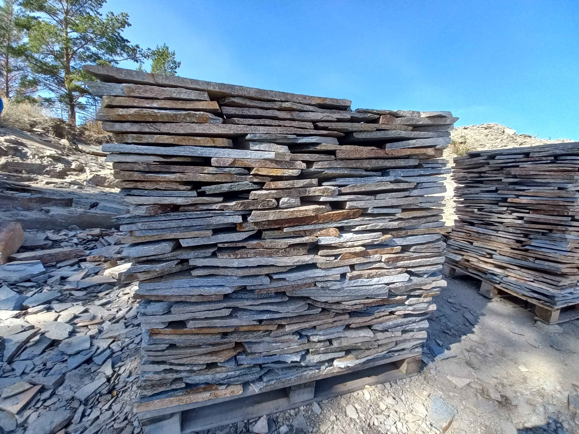 Плитняк златолит серебристый для фасада купить в Нефтеюганске