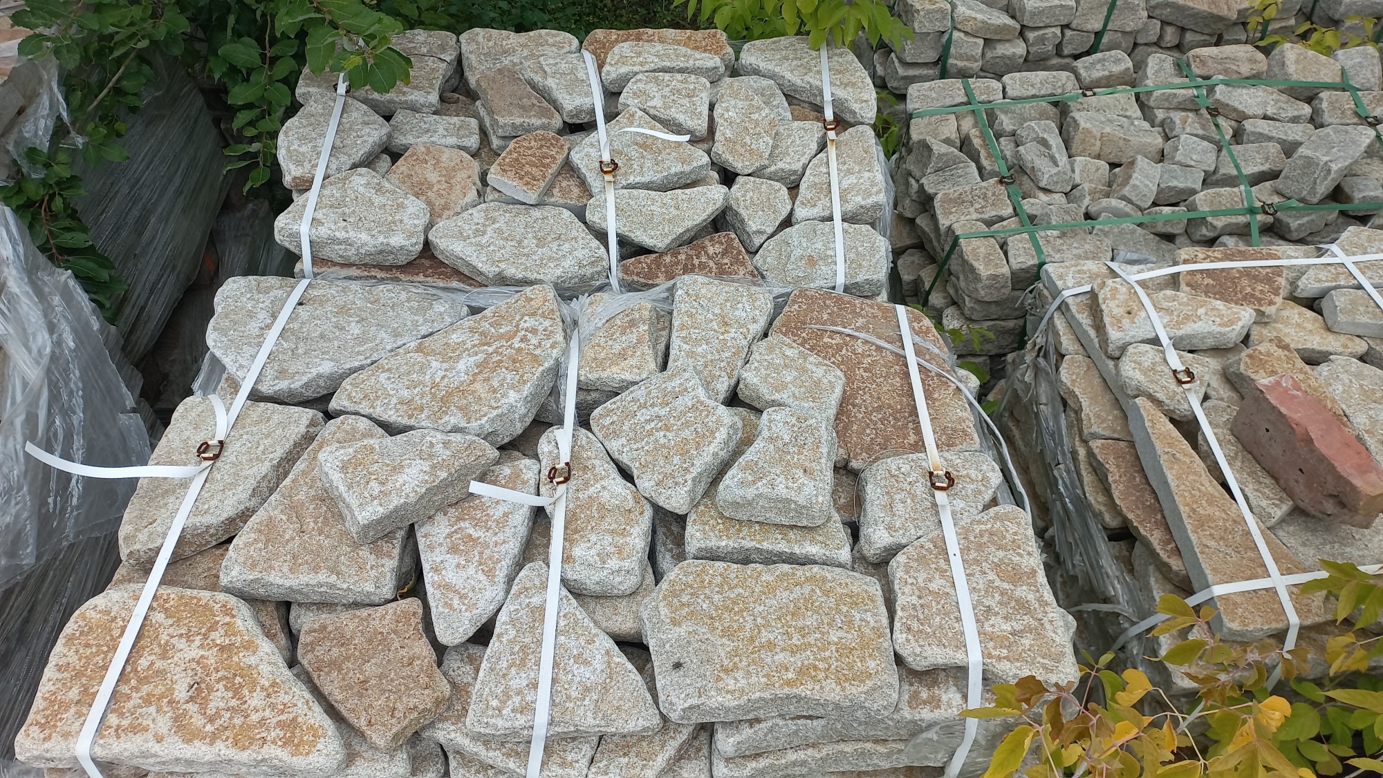 Гранитный плитняк галтованный для мощения купить в Нефтеюганске