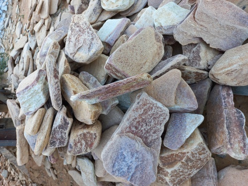 Златолит жёлтый, жёлто-зелёный глыбки и валуны для ланшафтного дизайна купить в Нефтеюганске