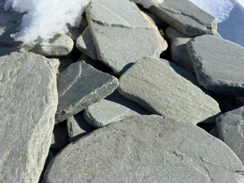 Плитняк златолит зелёный галтованный для цоколя купить в Нефтеюганске