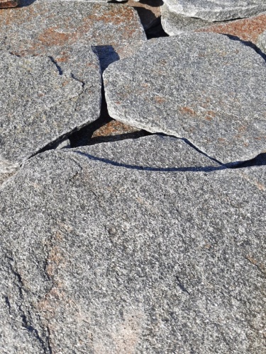 Златолит серебристый галтованный для лестниц купить в Нефтеюганске